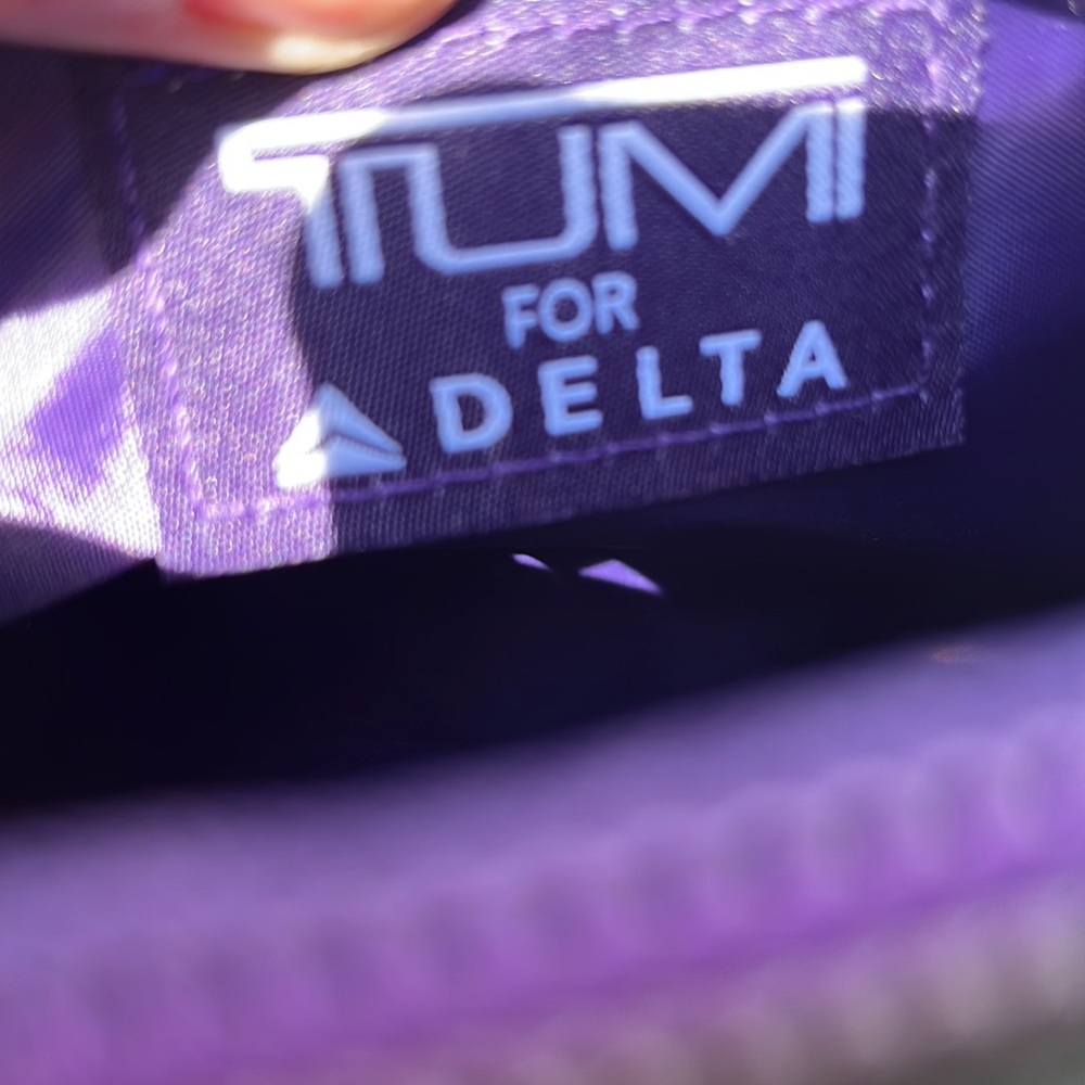 COPY - Tumi cosmetic couch, new without tags - Picture 5 of 6